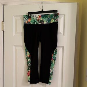 Athleta Floral Print Black capri Leggings